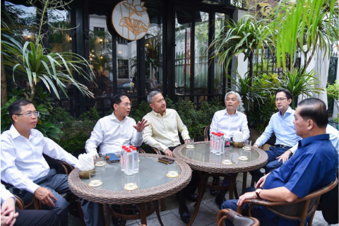 Bộ trưởng Ngoại giao Bùi Thanh Sơn mời Bộ trưởng Ngoại giao Singapore thưởng thức món ngon Hà Nội cùng nước Mira