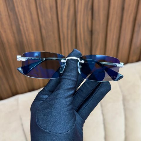 Trải nghiệm mắt kính đổi màu chống vỡ Essilor Transitions Signature Gen8 xám khói trên kính Cartier