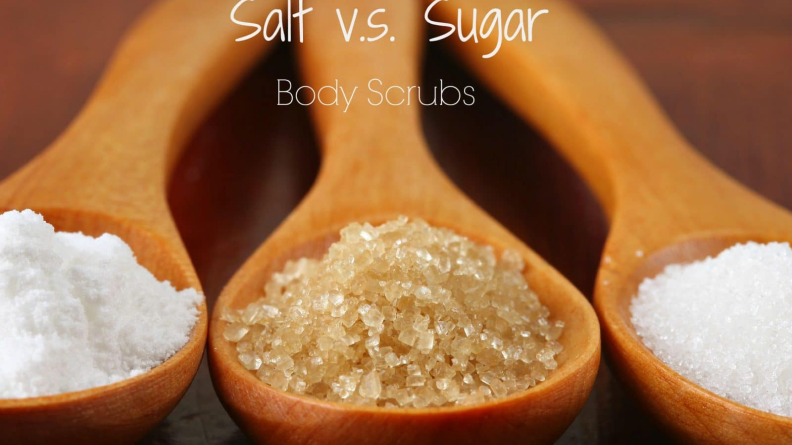 Nên dùng muối (salt) hay đường (sugar) để tẩy tế bào chết?