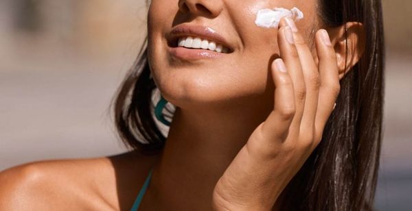 Kem chống nắng cho da dầu mụn không nâng tone có thể kiểm soát lượng dầu nhờn trên da không?
