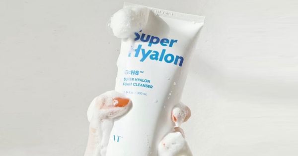Quỳnh Anh Shyn review sữa rửa mặt Super Hyalon Foam Cleanser đến từ nhãn hiệu VT Cosmetics
