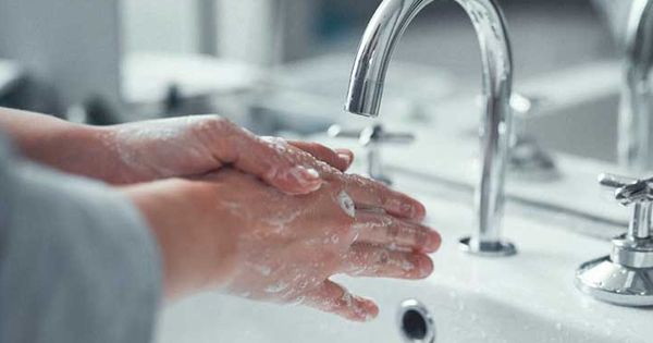 Nên rửa tay sạch trước khi chăm sóc da vào ban ngày