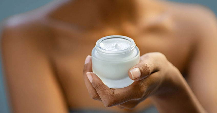 Sử dụng kem dưỡng trong chu trình skincare cho da khô giúp khóa lại các bước dưỡng ẩm ở trên