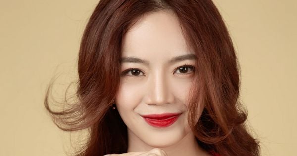 Emmi Hoàng là người con gái Hà Nội tên thật Hoàng Hạnh Dung sinh vào năm 1988