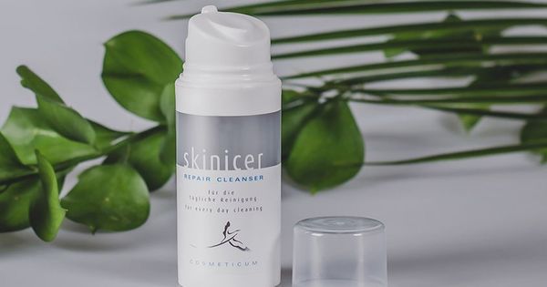 Emmi Hoàng review sữa rửa mặt Repair Cleanser của hãng Skinicer