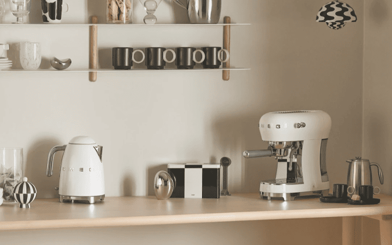 Máy pha cà phê SMEG màu pastel phong cách retro đặc trưng, điểm nhấn không gian bếp