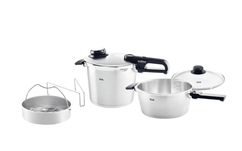 Bộ nồi áp suất Fissler gồm một nồi lớn, một nồi nhỏ hơn và một nắp áp suất dùng chung cho cả hai.