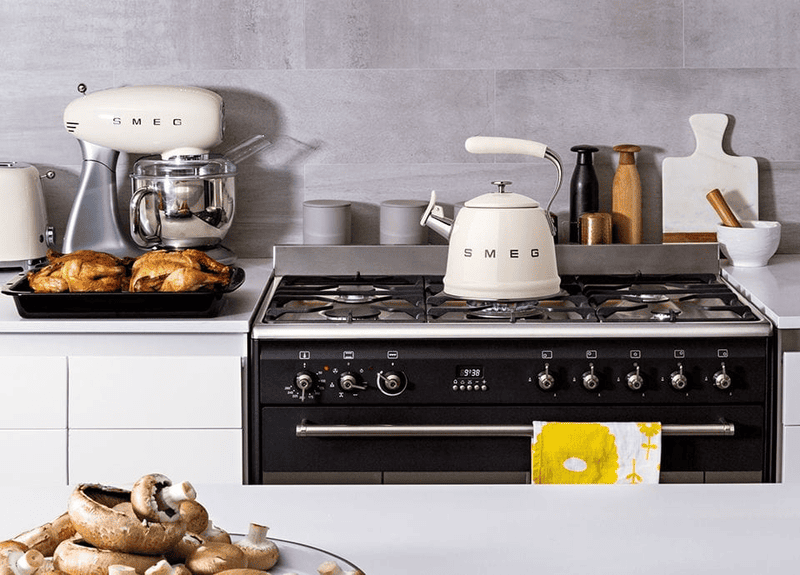 Ấm đun bếp từ thổi sáo đặt trên bếp từ – tiếng huýt sáo báo hiệu nước sẵn sàng