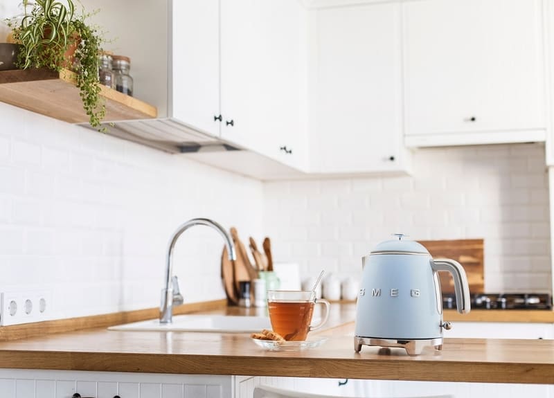 Ấm siêu tốc mini SMEG đặt trên bàn làm việc – tiện lợi và thẩm mỹ