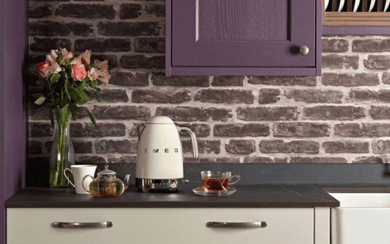 Ấm siêu tốc SMEG màu pastel thiết kế retro trên bàn bếp hiện đại