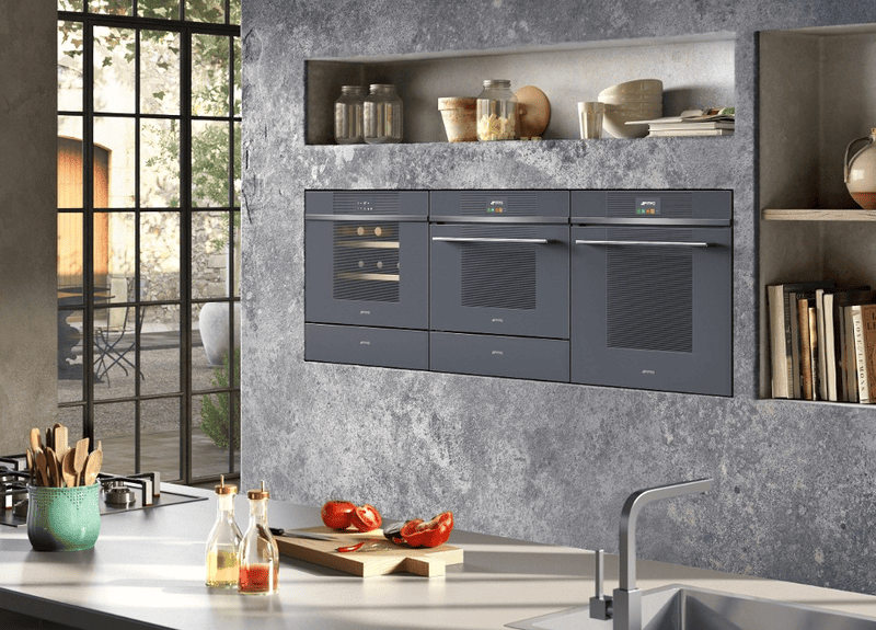 Máy làm lạnh nhanh SMEG thiết kế hiện đại màu xám lắp đặt âm tủ trong gian bếp cao cấp