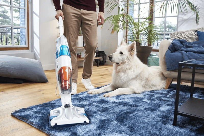 Cây lau nhà hơi nước Rowenta Steam Power màu trắng đang làm sạch sàn gỗ, tạo ra hơi nước nóng.