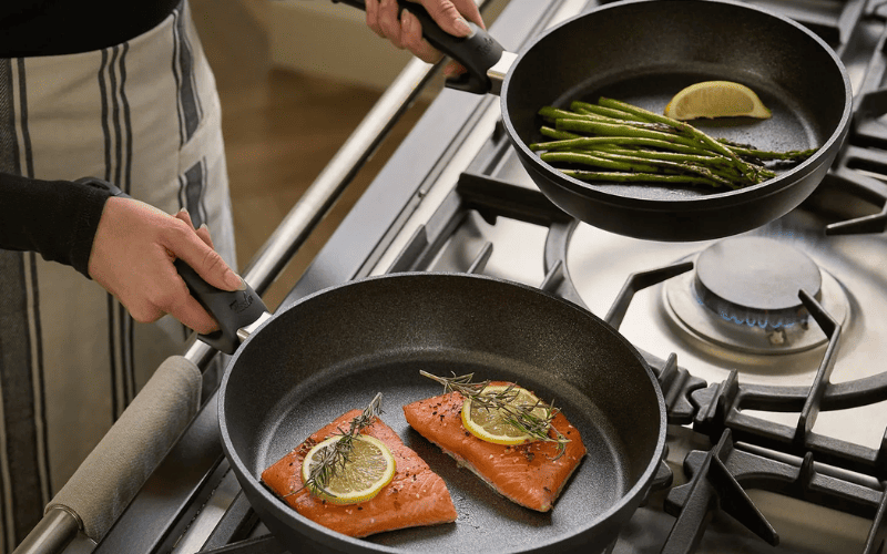 Chảo chống dính Fissler Adamant đang rán cá và xào rau