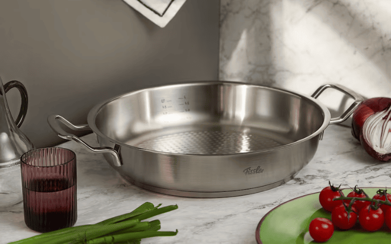 Chảo hai quai Fissler bằng thép không gỉ được đặt trực tiếp trên bàn bếp
