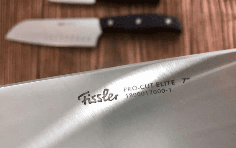 Một bộ dao Fissler cao cấp bằng thép Đức được xếp ngay ngắn trên thớt gỗ với logo fissler