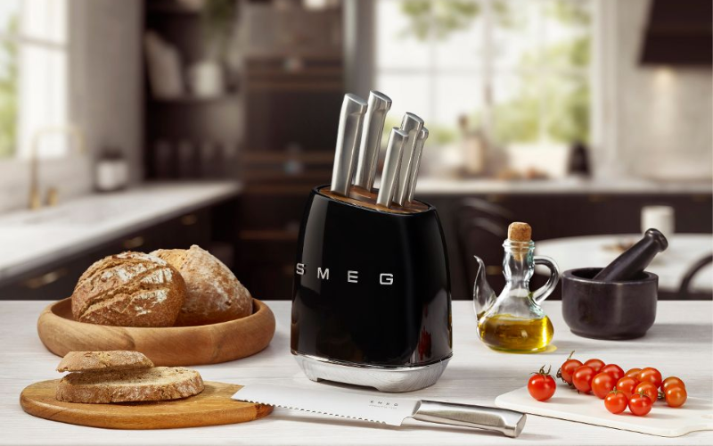 Bộ dao SMEG đi kèm giá đựng – đẹp mắt, tiện lợi và sang trọng cho căn bếp