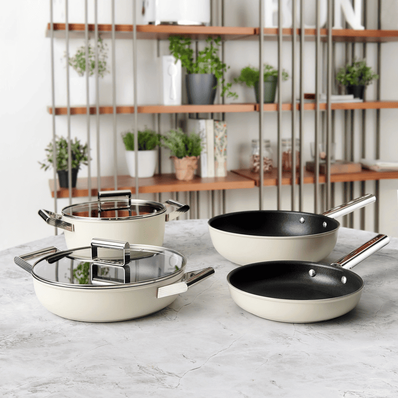Bộ dụng cụ nhà bếp SMEG cao cấp màu kem, kiểu dáng cổ điển, phù hợp mọi không gian nấu nướng