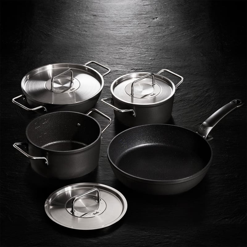 Chiếc nồi Fissler Adamant® màu đen với lớp phủ chống dính bên trong, lý tưởng để nấu các món dễ dính như sốt kem, risotto hay cháo.