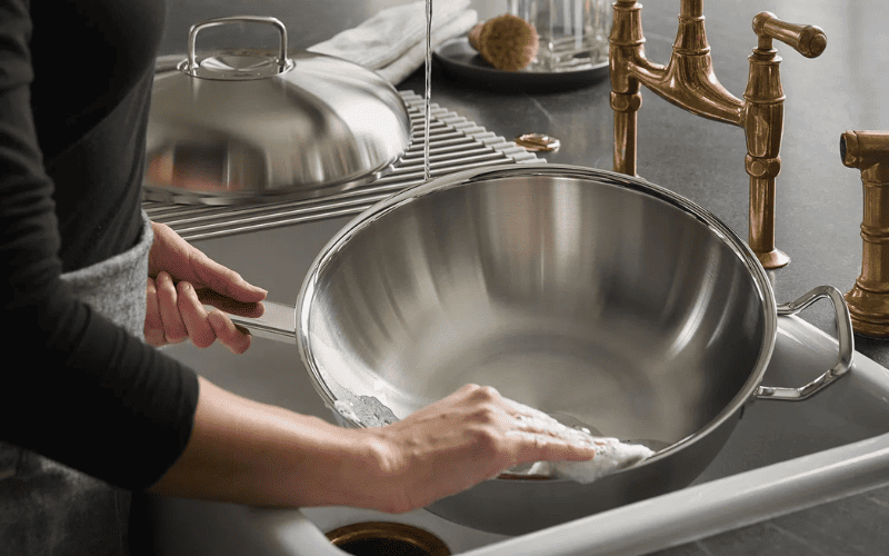 Hướng dẫn vệ sinh chảo chống dính Fissler bằng miếng bọt biển mềm