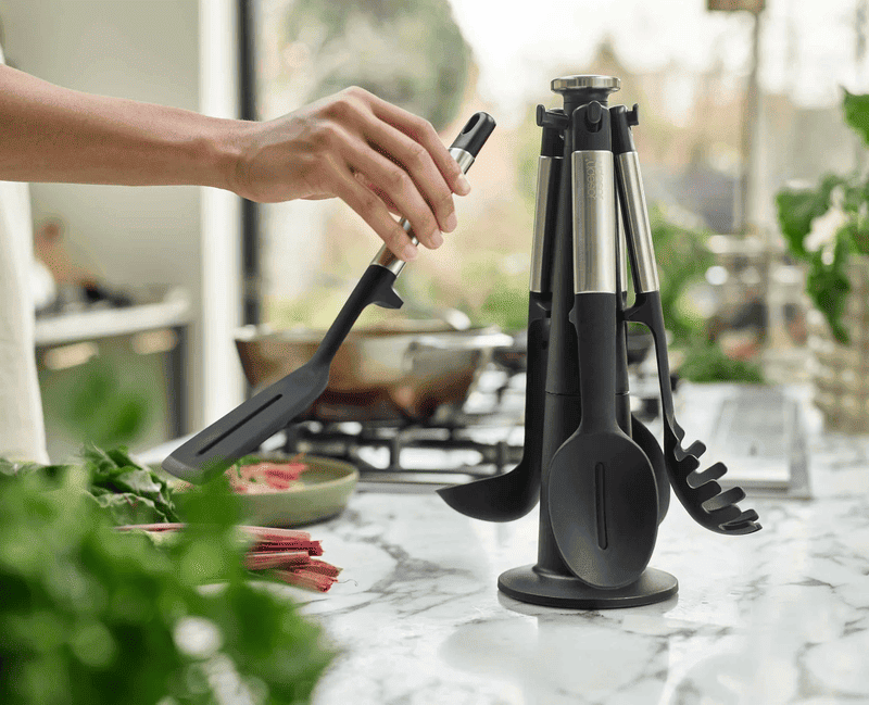 Bộ 5 dụng cụ nấu ăn silicone Joseph Joseph Elevate Steel 10567 với giá đỡ đế xoay 360° với thiết kế sang trọng trong không gian bếp