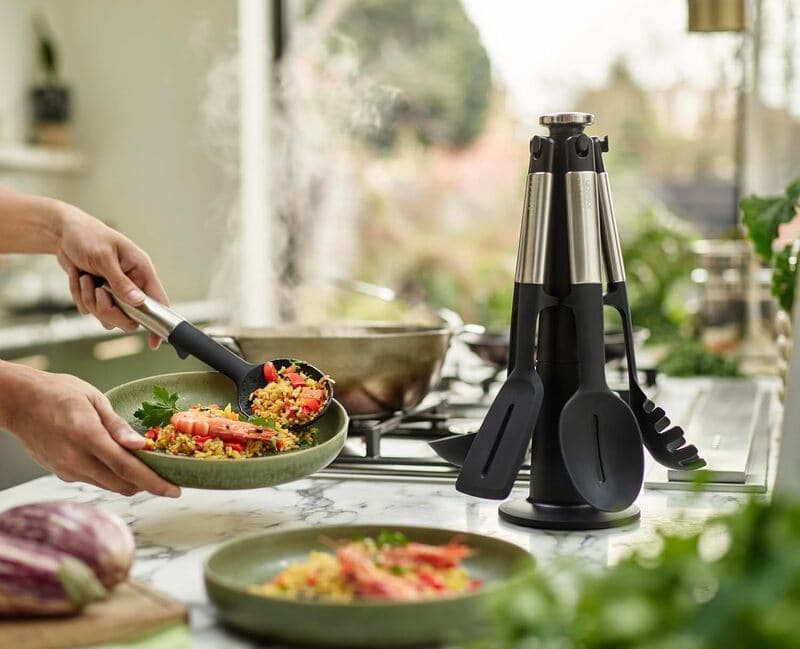 Nấu ăn với bộ 5 dụng cụ nấu ăn silicone đế xoay 360° Joseph Joseph Elevate (Steel) 10567