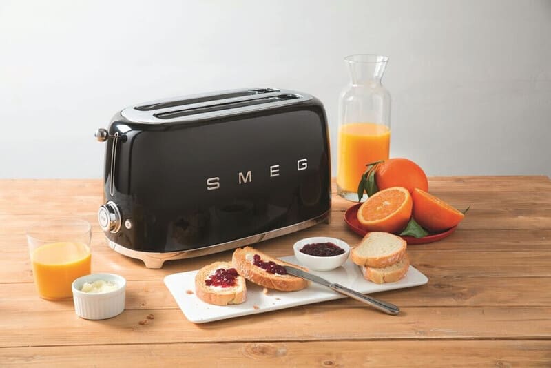 máy nướng bánh mì SMEG TSF02 vỏ sơn bóng, kiểu dáng bo cong phong cách retro