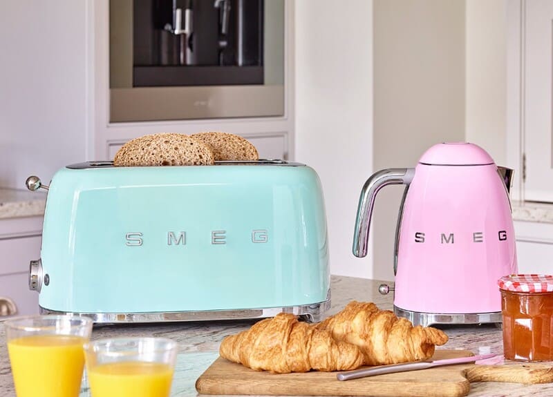 lát bánh mì được máy SMEG TSF02 tự động đẩy lên khi nướng xong