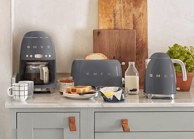 Máy nướng bánh mì SMEG kiểu dáng cổ điển đặt trong không gian bếp tiện nghi