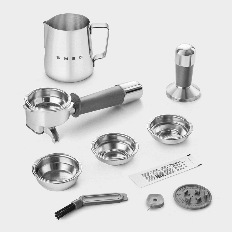 Bộ phụ kiện đi kèm với máy pha cà phê SMEG EGF03 gồm giỏ lọc, bình sữa và dụng cụ vệ sinh