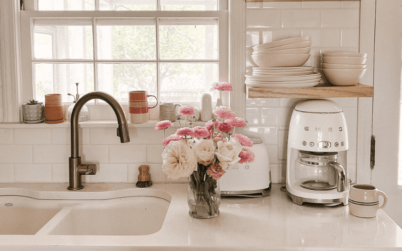 Góc bếp sáng sớm với ánh nắng nhẹ chiếu lên máy pha cà phê SMEG màu pastel