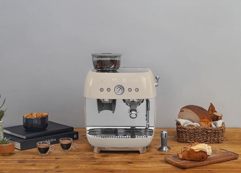 Máy pha cà phê SMEG EGF03 thiết kế retro màu trắng đặt trong không gian bếp hiện đại