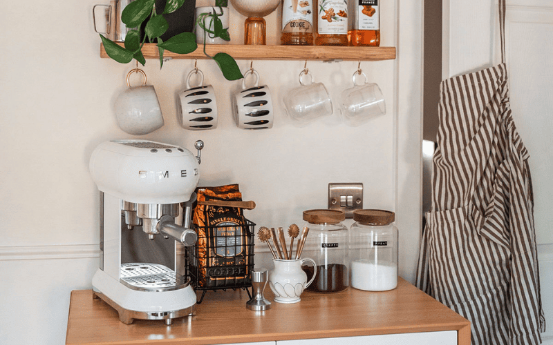 Gian bếp retro đậm phong cách Ý với máy pha cà phê SMEG màu kem