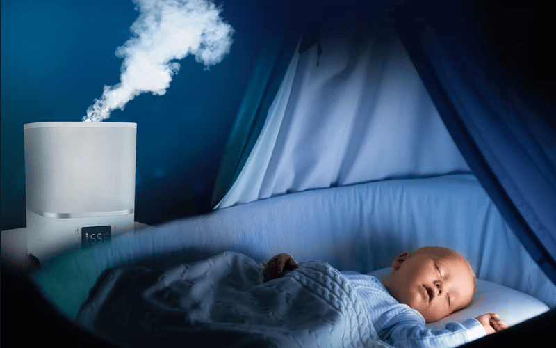 Máy tạo ẩm Rowenta đang phun sương mịn trong một căn phòng có ánh sáng dịu nhẹ, tạo cảm giác thư giãn.