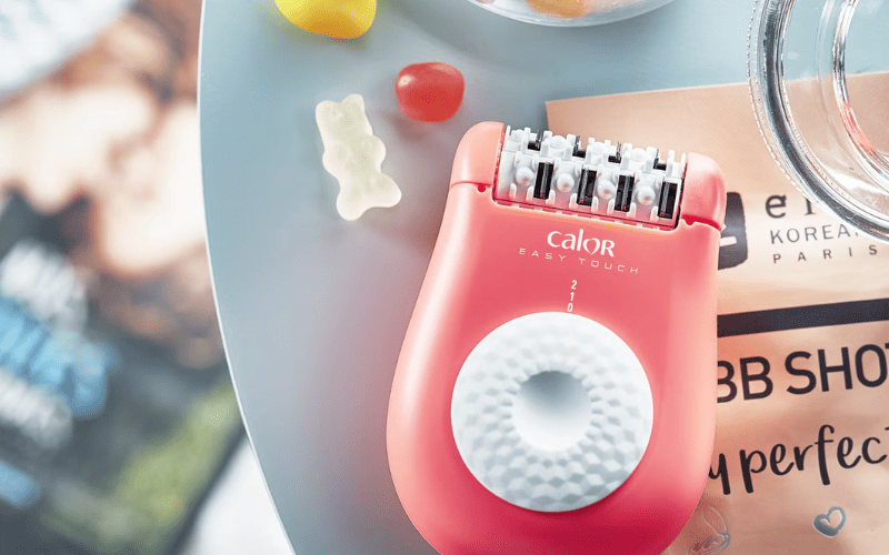 Máy triệt lông Rowenta màu hồng được đặt trên bàn