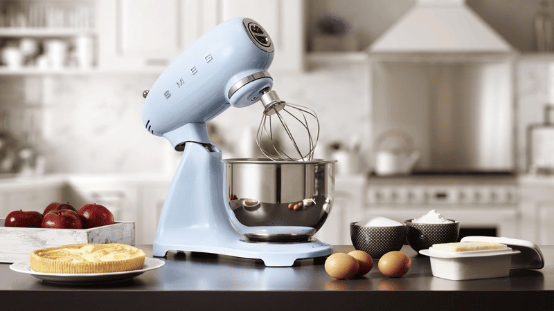 Máy trộn bột SMEG với tô inox lớn, kiểu dáng Ý sang trọng trong không gian bếp gia đình
