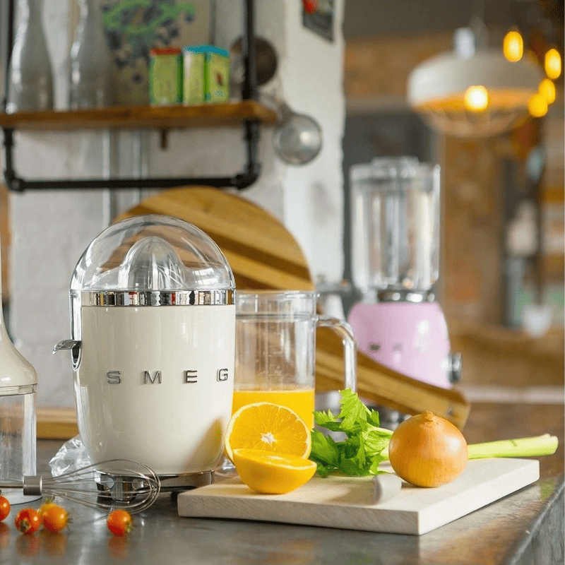 Máy vắt cam SMEG phong cách vintage, phù hợp bếp gia đình hiện đại.
