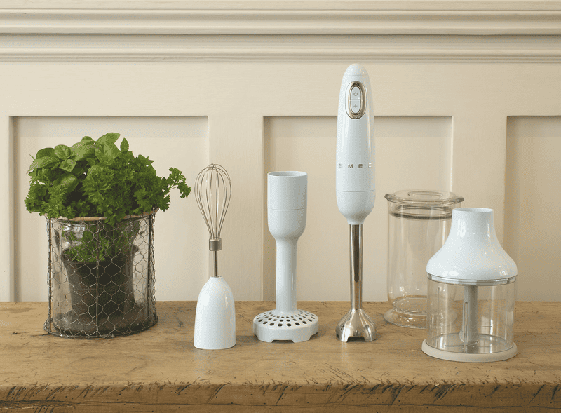 Máy xay sinh tố cầm tay SMEG đa năng, đi kèm các phụ kiện tiện lợi trên quầy bếp