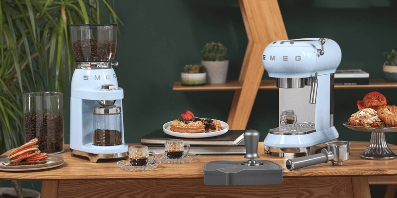 Máy xay hạt cà phê SMEG nhỏ gọn, kiểu dáng vintage cho góc cà phê tại gia