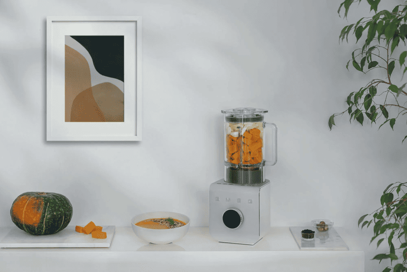 Máy xay sinh tố công suất lớn SMEG thiết kế retro màu bạc trên quầy bếp hiện đại