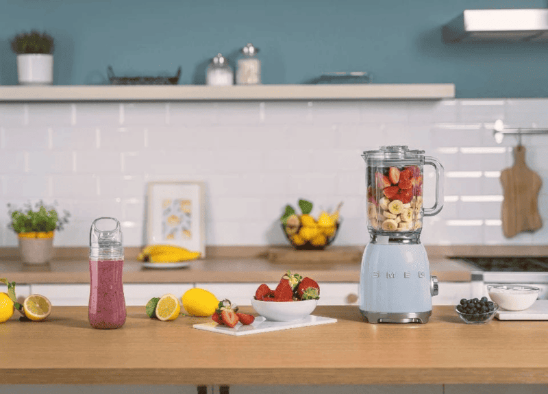 Máy xay sinh tố SMEG thiết kế retro màu xanh pastel trên quầy bếp hiện đại