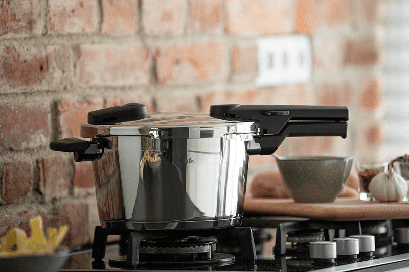 Cận cảnh chiếc nồi áp suất Fissler hiện đại với tay cầm an toàn và núm điều khiển thông minh, đang hầm một nồi súp bổ dưỡng.