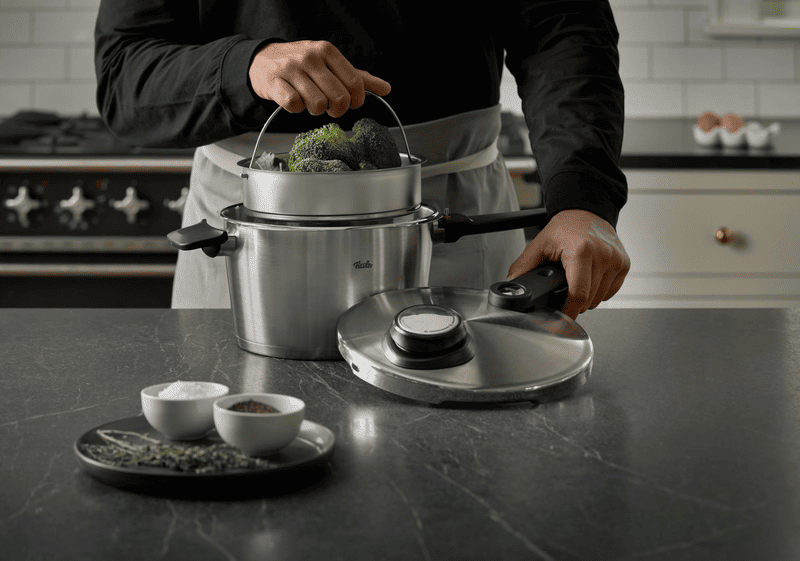 Nồi áp suất Fissler Vitavit® Premium đang đựng thức ăn