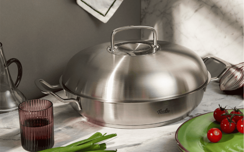 Nồi chảo Fissler đa năng với hai quai cầm, vừa có thể dùng để nấu trên bếp, vừa có thể đặt thẳng vào lò nướng
