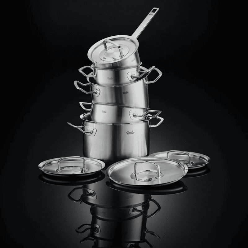 Bộ nồi chảo Fissler Original-Profi Collection® bằng thép không gỉ 18/10 sáng bóng được sắp xếp chuyên nghiệp