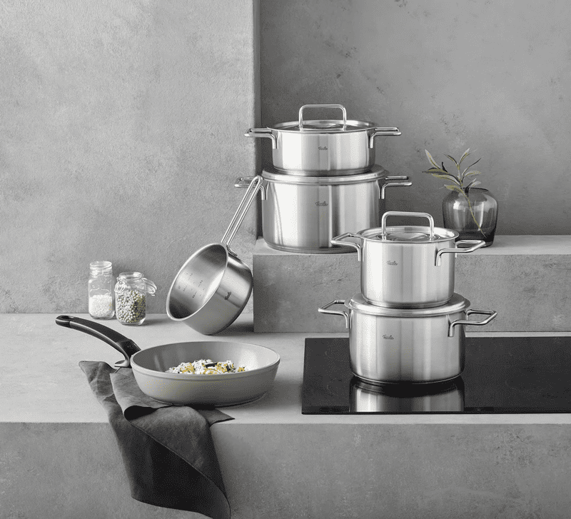 Cận cảnh bộ sưu tập Fissler Pure Collection, với tay cầm kim loại được đánh bóng satin tinh tế và thiết kế tối giản.