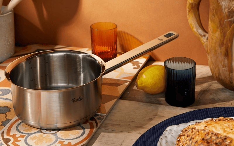 Chiếc quánh Fissler nhỏ gọn có tay cầm dài