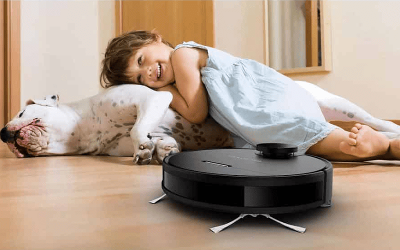 Robot hút bụi Rowenta màu đen đang tự động làm sạch sàn gỗ trong một phòng khách hiện đại.