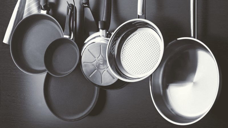 Chảo chống dính Fissler với các kích cỡ khác nhau (nhỏ, vừa, lớn) được xếp gọn gàng, sẵn sàng cho mọi nhu cầu nấu nướng.