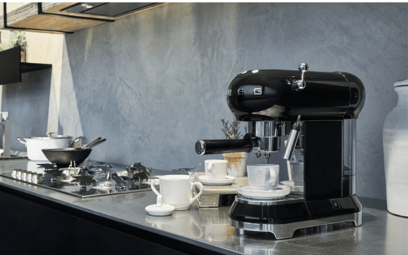 Máy pha cà phê SMEG ECF01 với thiết kế nhỏ gọn và áp suất 15 bar