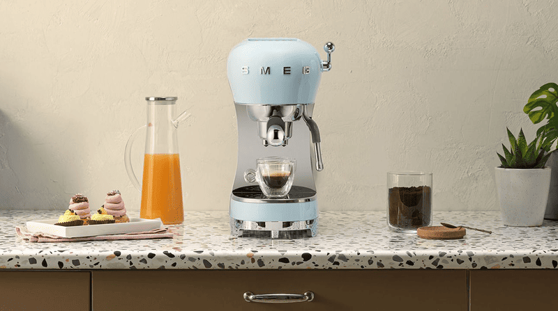 Máy pha cà phê SMEG ECF02 thiết kế retro cải tiến, nhỏ gọn, pha café espresso chuẩn Ý